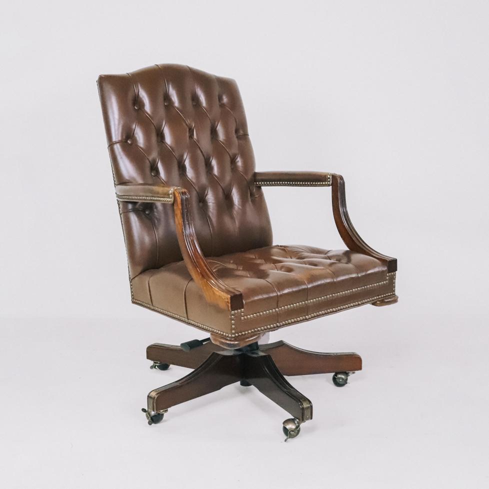 Vintage Chesterfield Drehstuhl mit braunem Leder, Bürostuhl - Sofort lieferbar