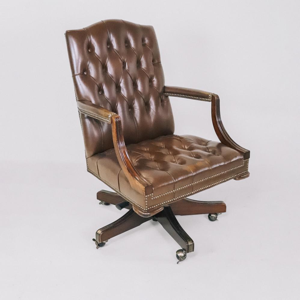Vintage Chesterfield Drehstuhl mit braunem Leder, Bürostuhl - Sofort lieferbar