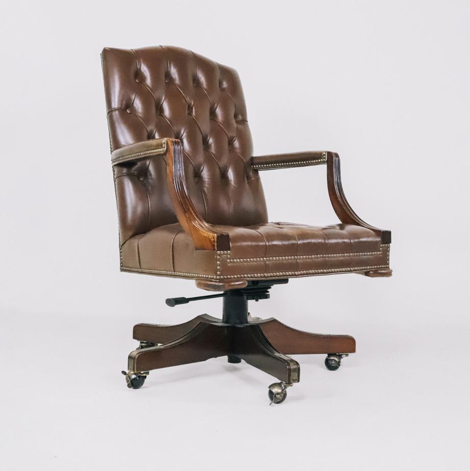 Vintage Chesterfield Drehstuhl mit braunem Leder, Bürostuhl - Sofort lieferbar