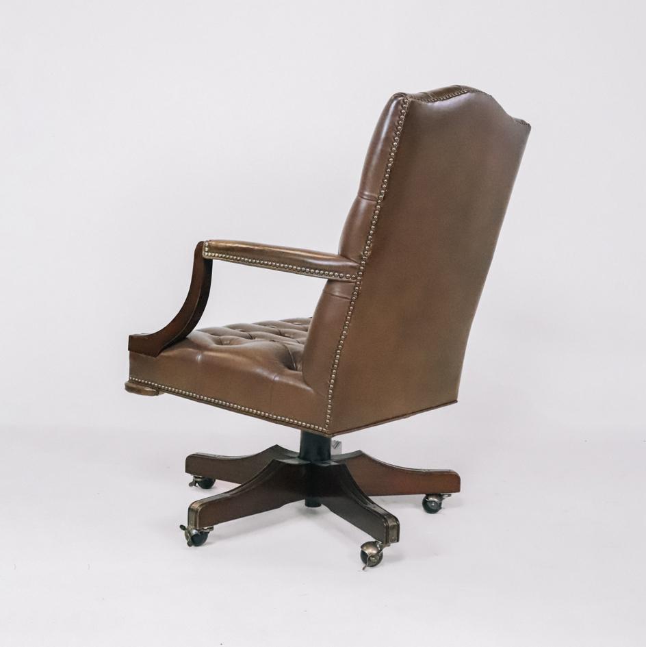 Vintage Chesterfield Drehstuhl mit braunem Leder, Bürostuhl - Sofort lieferbar