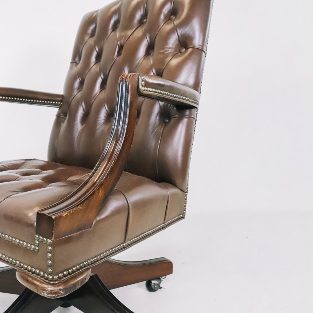 Vintage Chesterfield Drehstuhl mit braunem Leder, Bürostuhl - Sofort lieferbar