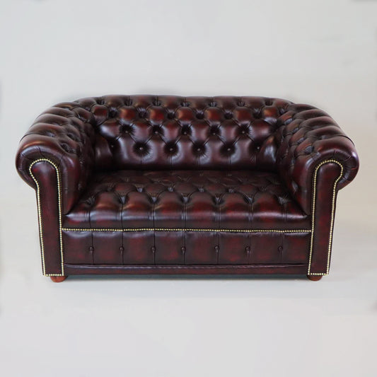 "London Classic Buttonseat" Chesterfield Sofa 2-Sitzer Birch Antique Red - Sofort Lieferbar