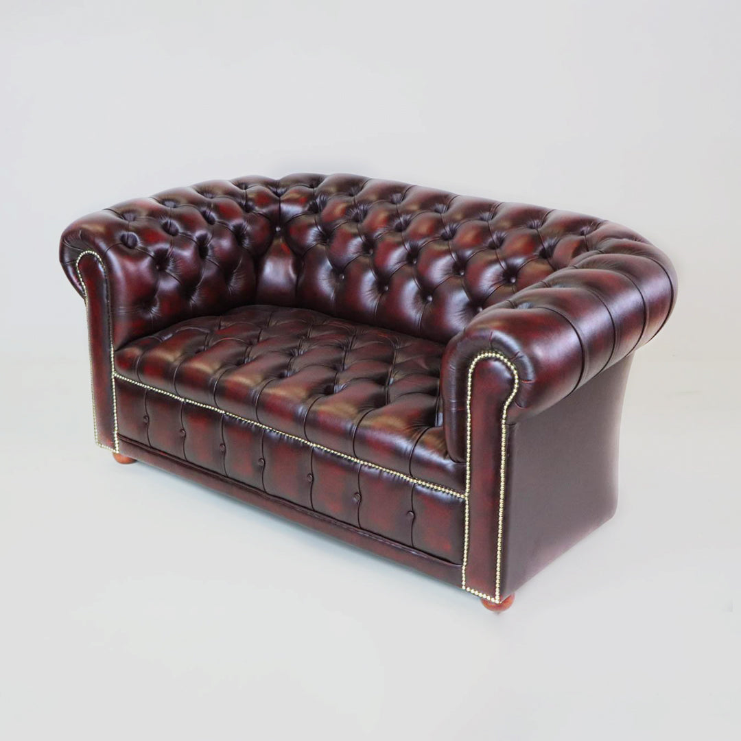 "London Classic Buttonseat" Chesterfield Sofa 2-Sitzer Birch Antique Red - Sofort Lieferbar