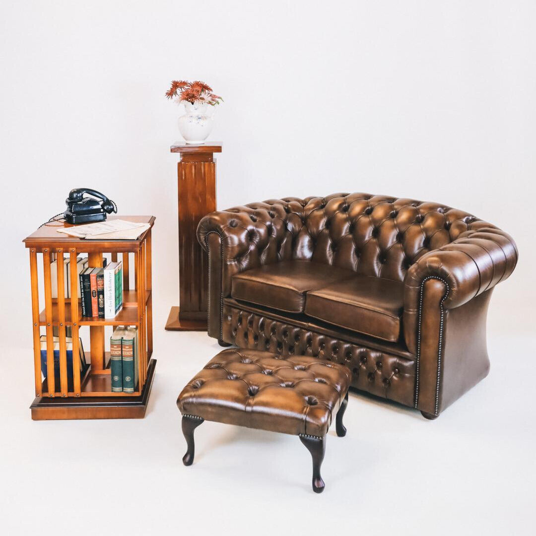 "Cambridge" Chesterfield Sofa 2-Sitzer in Birch Antique Gold - Sofort Lieferbar