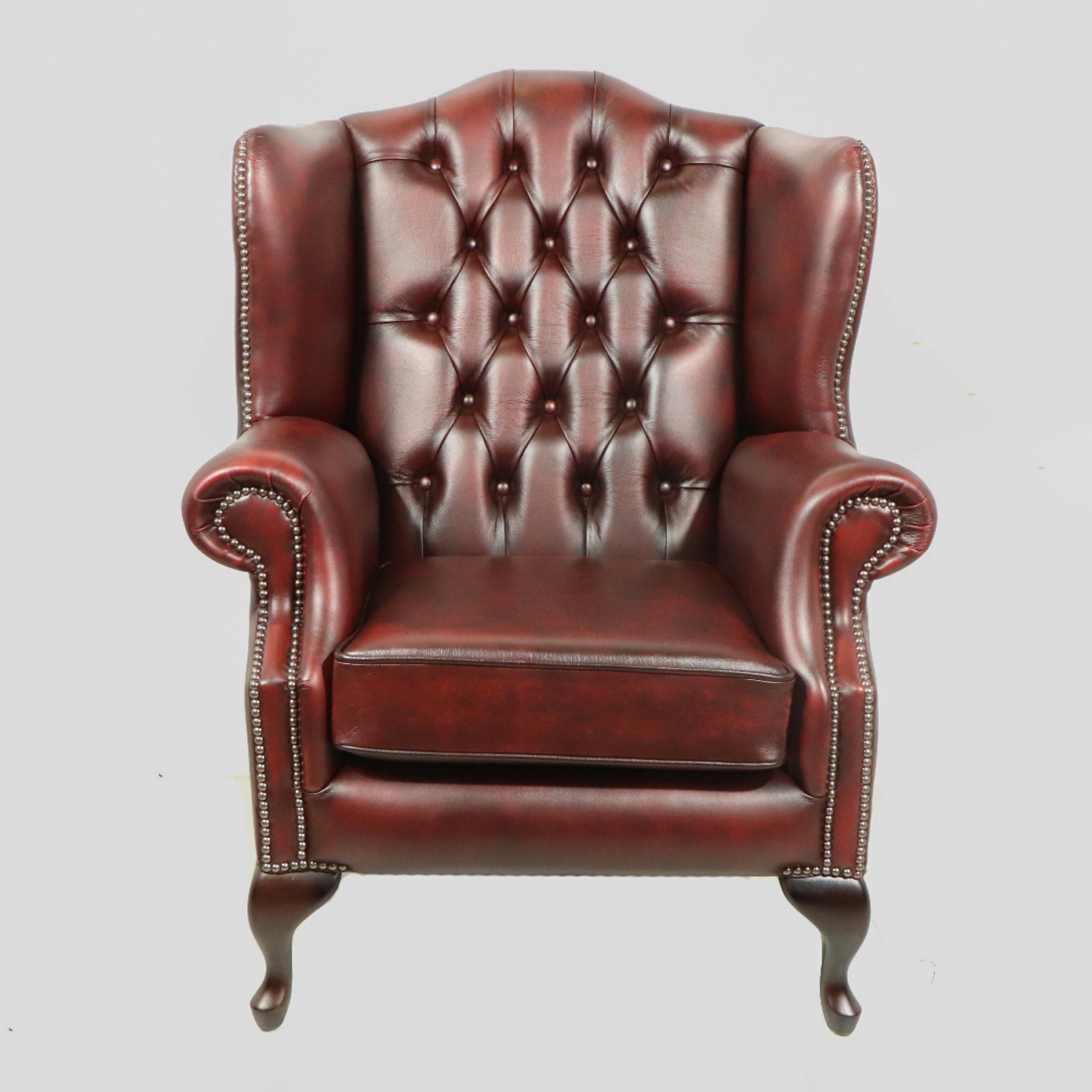 "Queen Anne" Chesterfield Ohrensessel in Birch Antique Red - Sofort Lieferbar