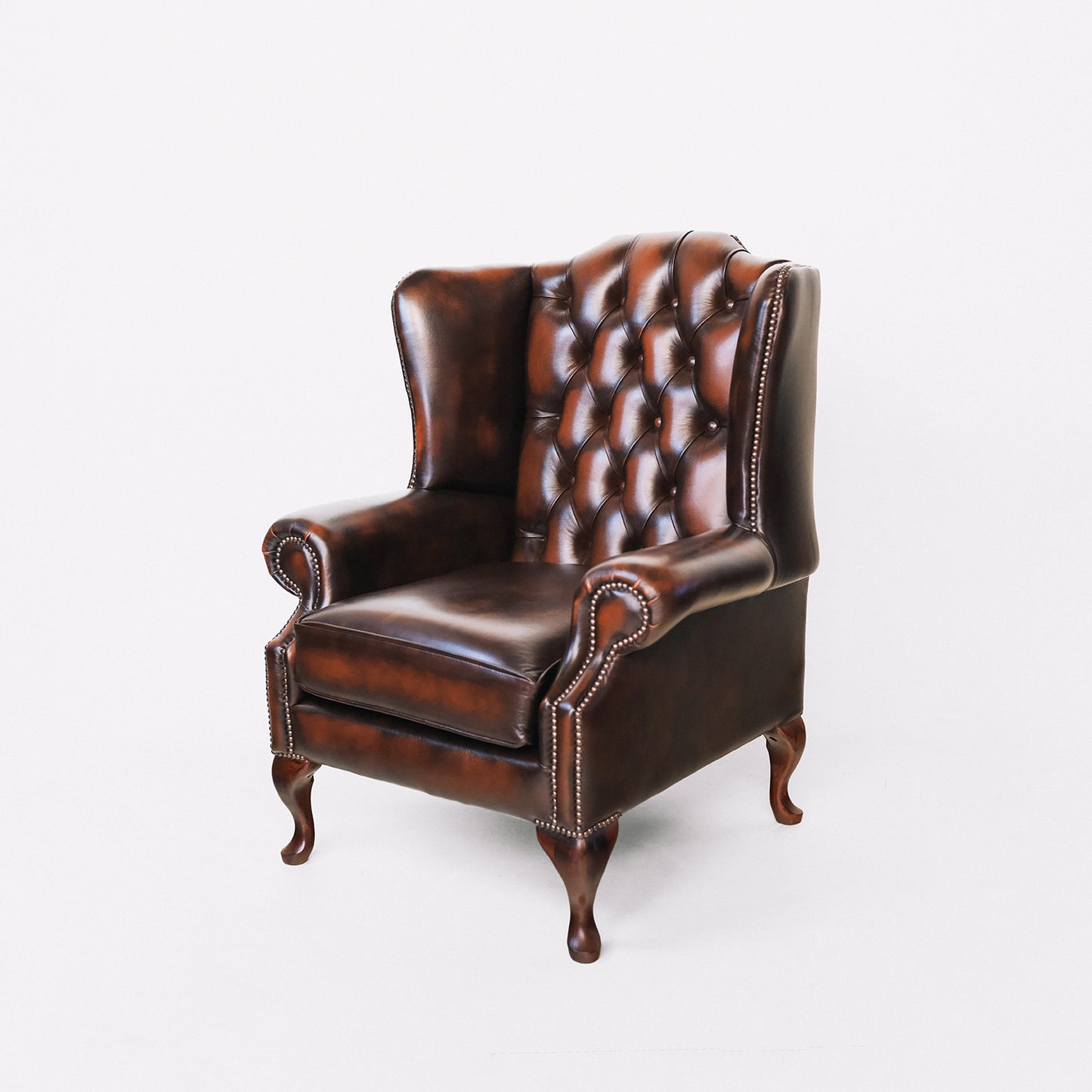 "Queen Anne" Chesterfield Ohrensessel in Birch Antik tan - Sofort lieferbar