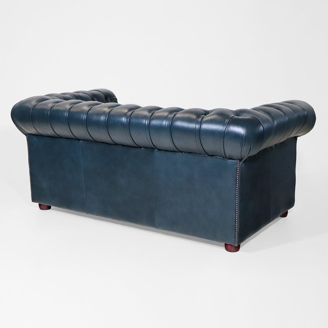 Chesterfield Schlafsofa „Tudor“ – blaues Chesterfield Ledersofa mit Schlaffunktion aus England