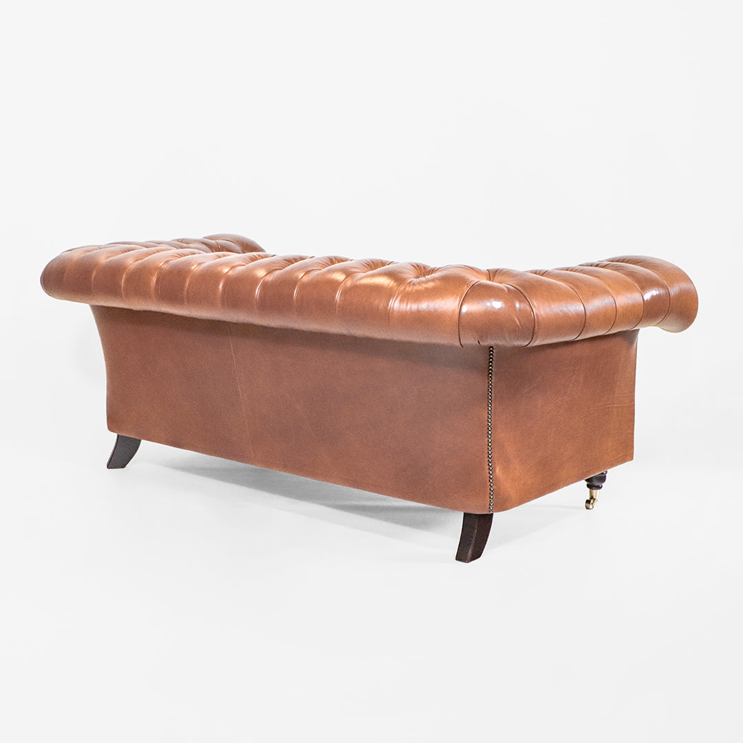 Braunes Chesterfield Sofa "Dexter“ 2,5-Sitzer – Leder Old English Malt - Sofort lieferbar