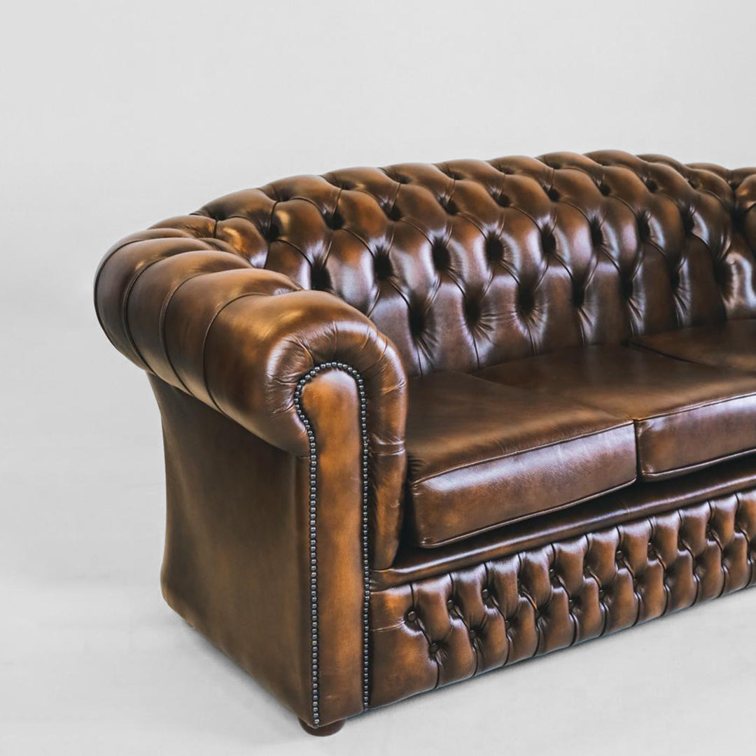 "Cambridge" Chesterfield 3-Sitzer Sofa in Birch Antique Gold Leder - Sofort lieferbar