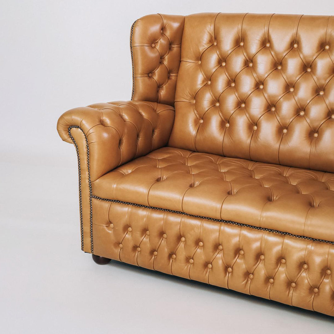 "Henley" Chesterfield Sofa, Zweisitzer in Old English Tan - Sofort lieferbar