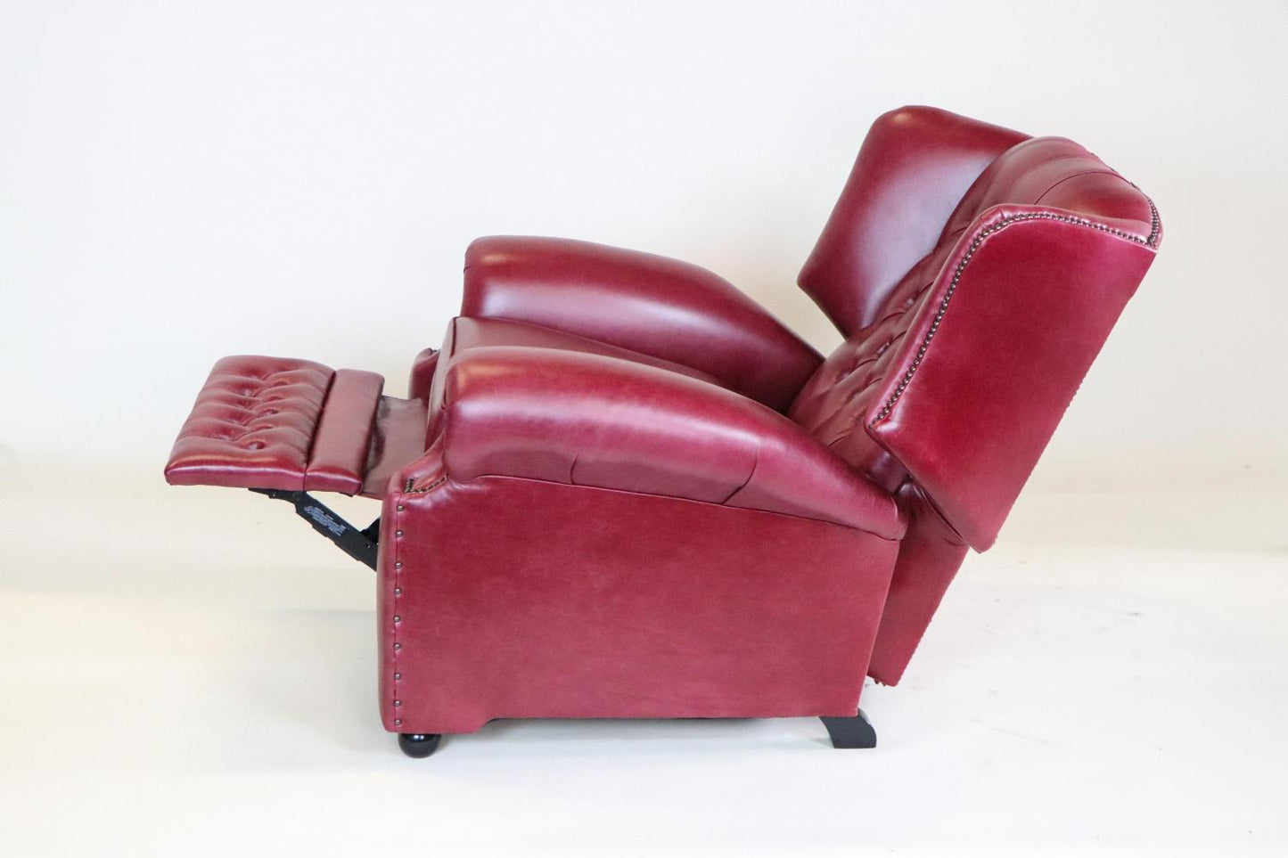 "Abigail" Chesterfield Recliner in Old English Burgundy - Sofort Lieferbar
