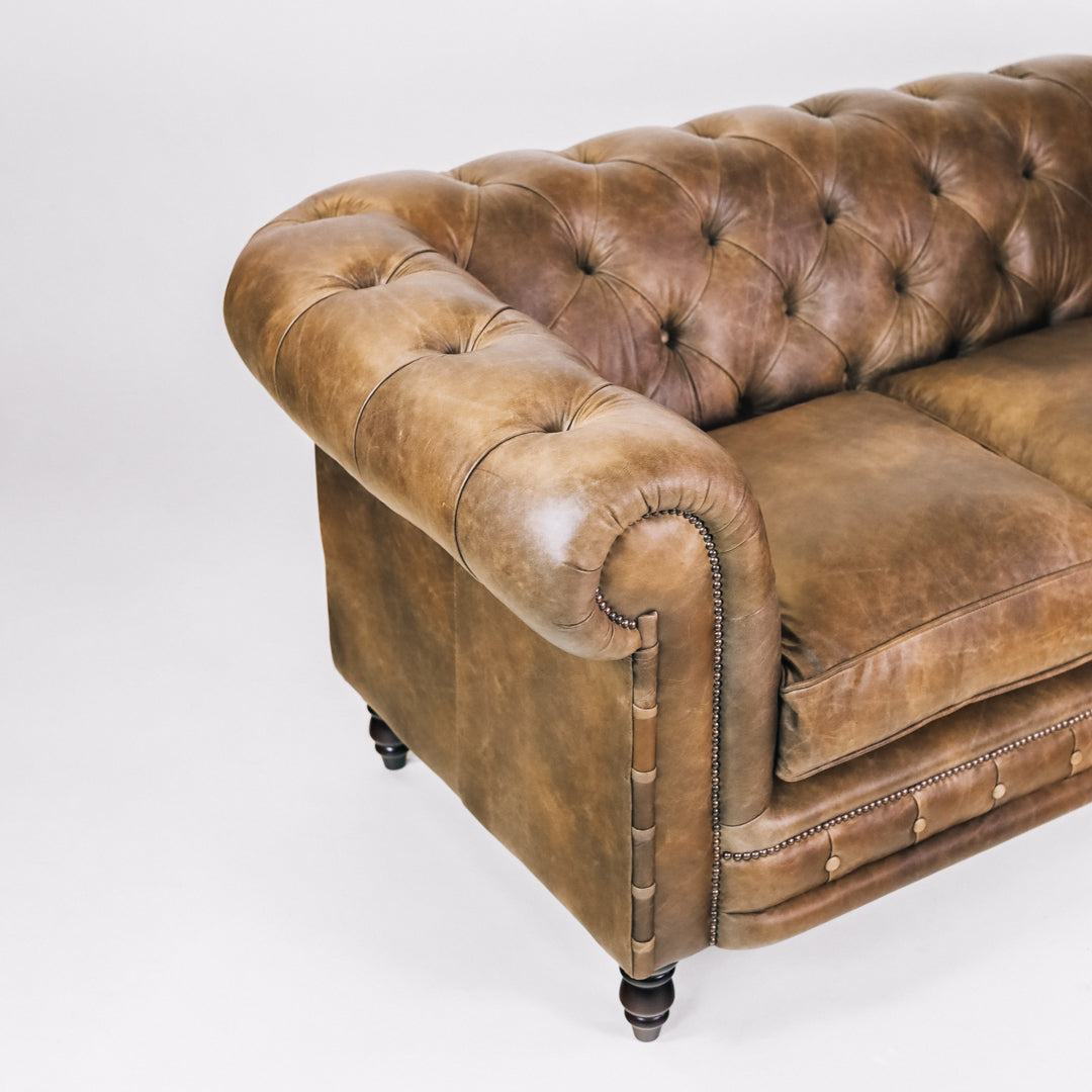 "Cornwall Classic" Chesterfield Sofa 2-Sitzer Cracked Wax Tobacco Leder - Sofort lieferbar