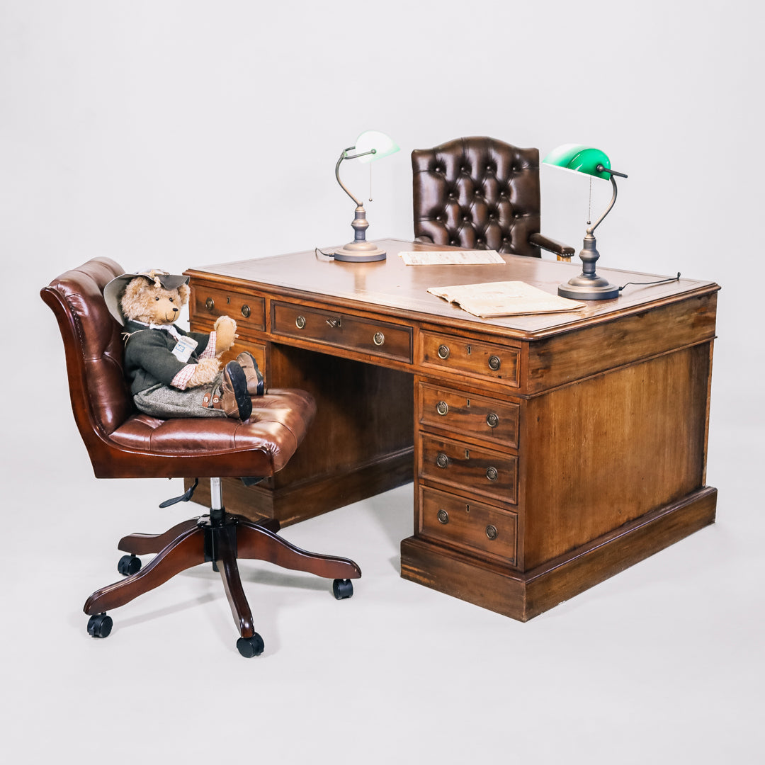 Chesterfield-Sessel & Pedestal Desk: Englischer Wohnstil mit Klasse und Charakter