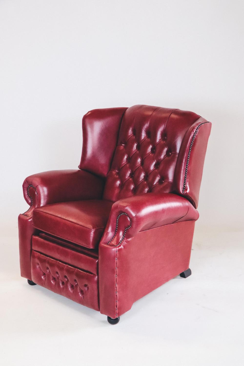 Klassischer Chesterfield Recliner "Abigail Recliner" in Old English Burgundy - Sofort lieferbar!