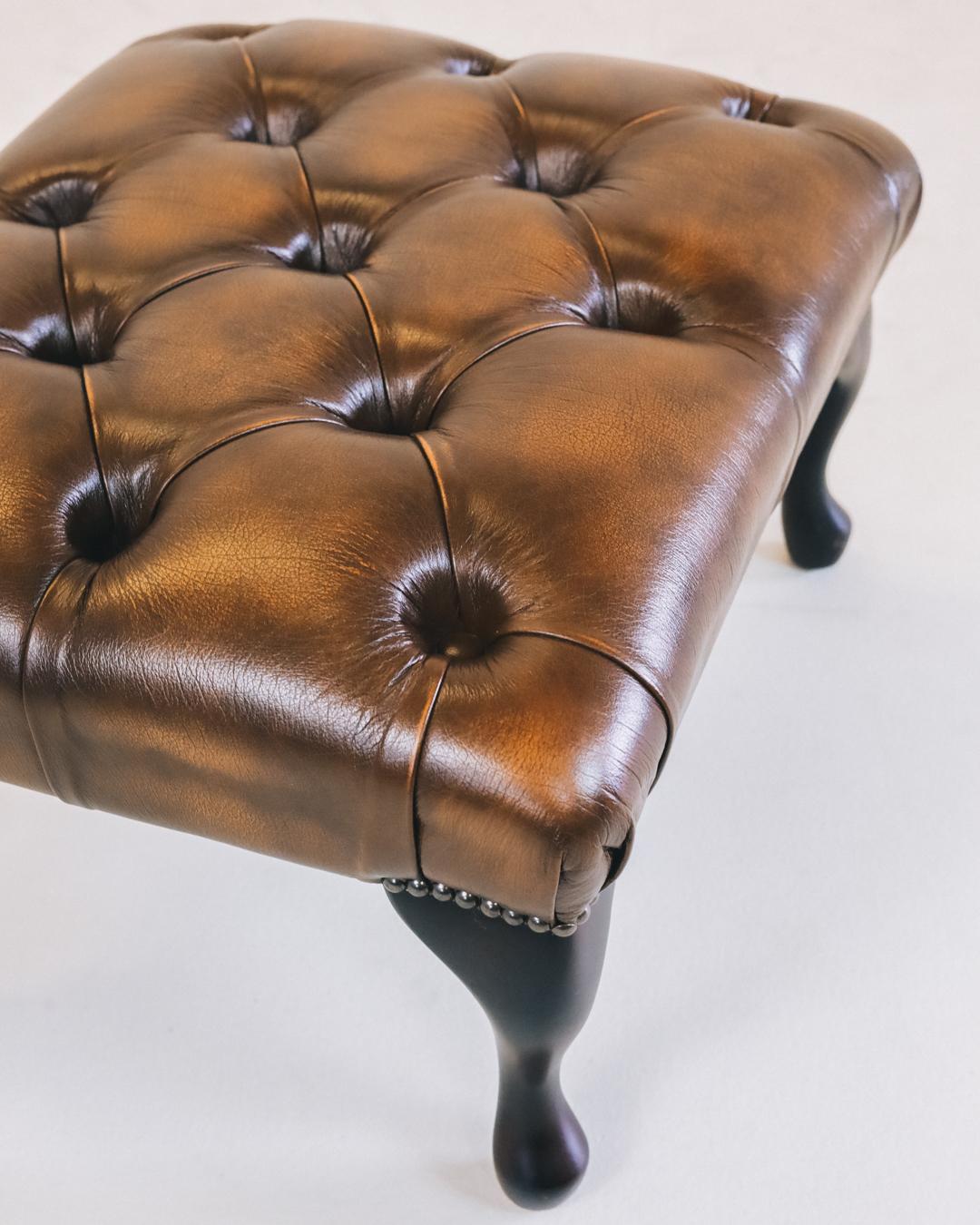 Chesterfield Hocker "Queen Anne" in Birch Antique Gold - Sofort Lieferbar