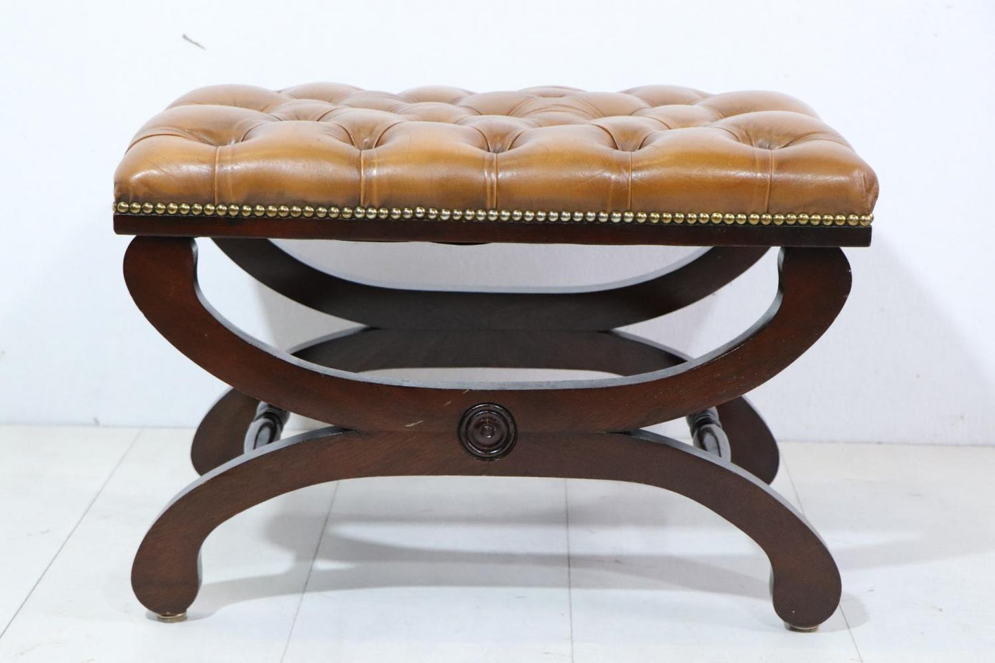 Chesterfield Cognac Hocker – Original Vintage Leder, sofort lieferbar