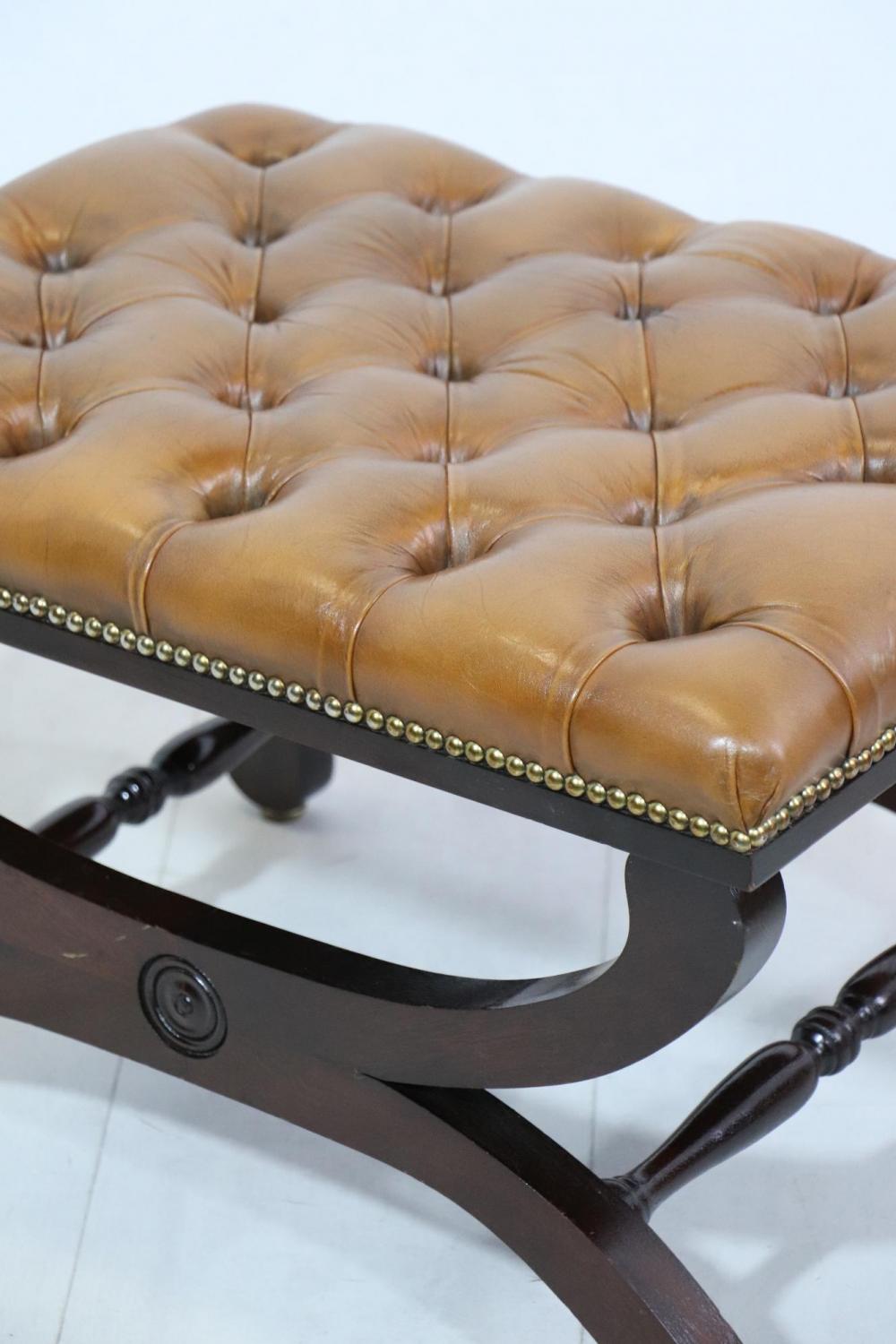 Chesterfield Cognac Hocker – Original Vintage Leder, sofort lieferbar