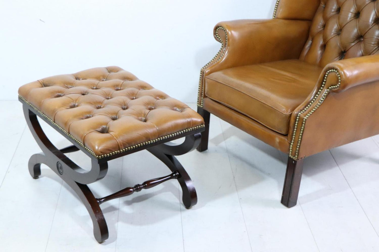 Chesterfield Cognac Hocker – Original Vintage Leder, sofort lieferbar