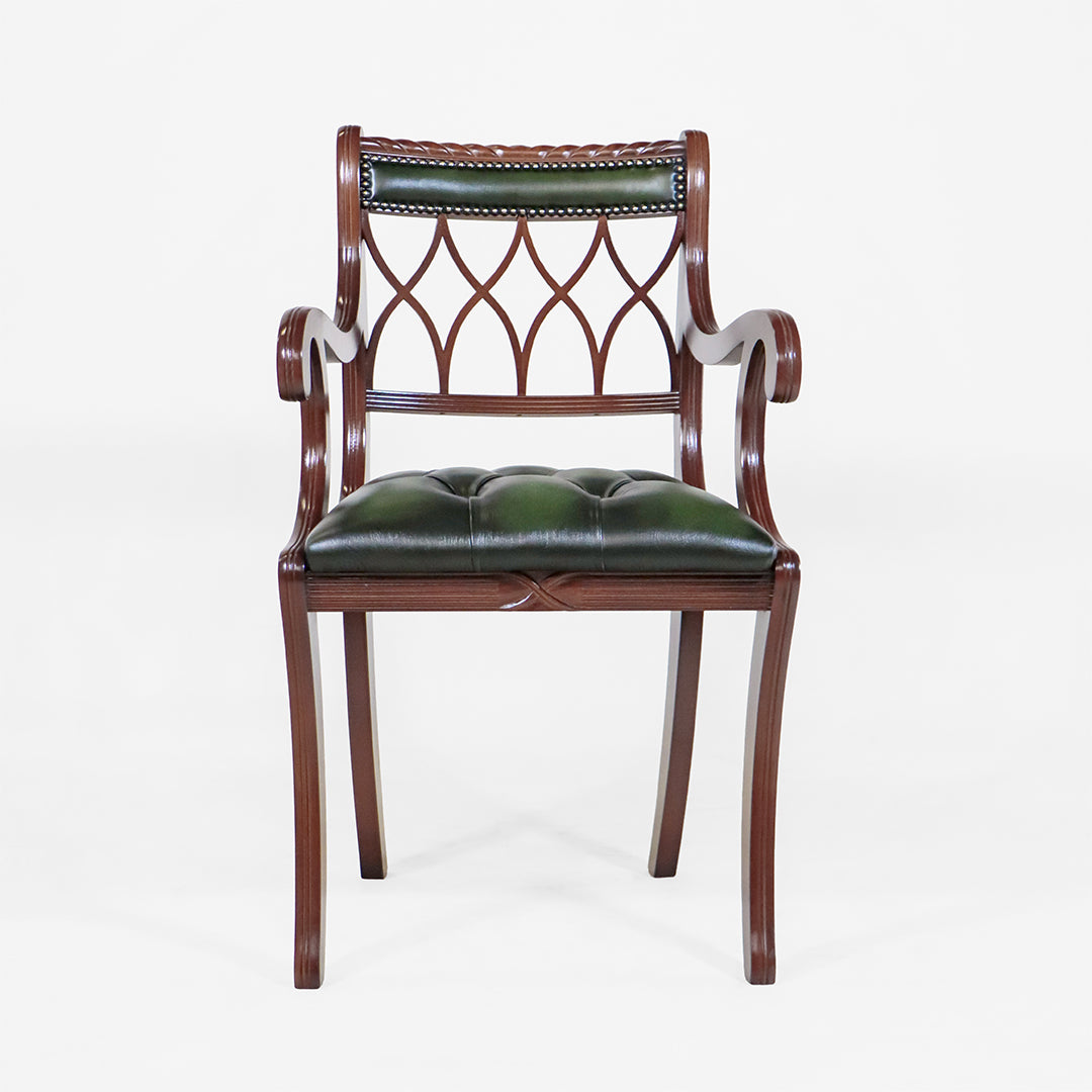 Chesterfield Armlehnstuhl "Gothic Back Carver" – Grünes Leder in Antique Green - Sofort lieferbar