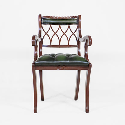 Chesterfield Armlehnstuhl "Gothic Back Carver" – Grünes Leder in Antique Green - Sofort lieferbar