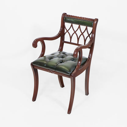 Chesterfield Armlehnstuhl "Gothic Back Carver" – Grünes Leder in Antique Green - Sofort lieferbar