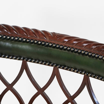 Chesterfield Armlehnstuhl "Gothic Back Carver" – Grünes Leder in Antique Green - Sofort lieferbar