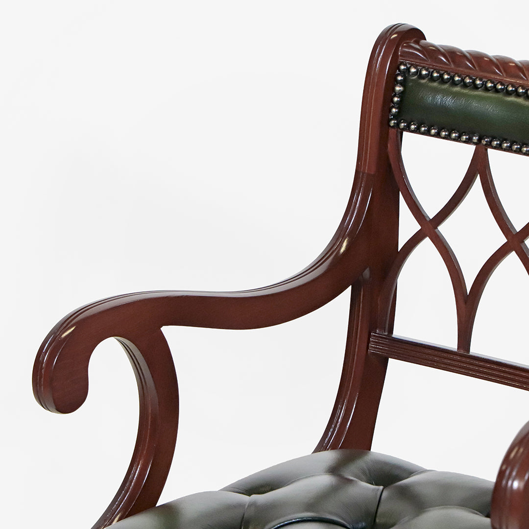Chesterfield Armlehnstuhl "Gothic Back Carver" – Grünes Leder in Antique Green - Sofort lieferbar