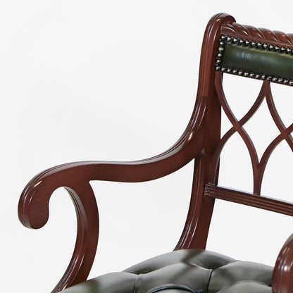 Chesterfield Armlehnstuhl "Gothic Back Carver" – Grünes Leder in Antique Green - Sofort lieferbar