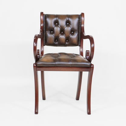 Chesterfield "Canterbury Carver Chair" Armlehnstuhl  – Braunes Leder & Mahagoni - Sofort lieferbar