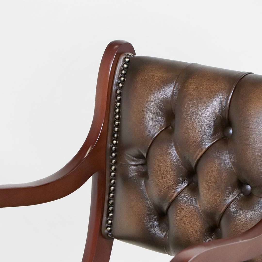 Chesterfield "Canterbury Carver Chair" Armlehnstuhl  – Braunes Leder & Mahagoni - Sofort lieferbar