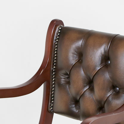 Chesterfield "Canterbury Carver Chair" Armlehnstuhl  – Braunes Leder & Mahagoni - Sofort lieferbar