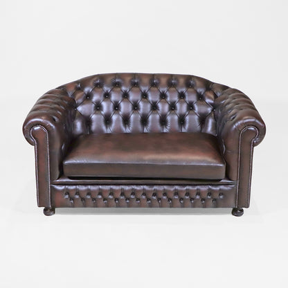 Chesterfield Sofa 2-Sitzer "Cambridge" aus dunkelbraunem Leder - Sofort lieferbar