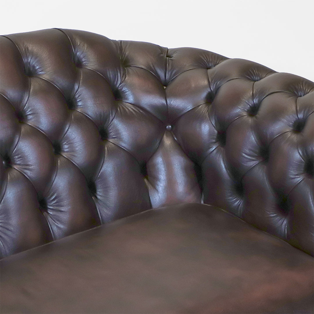 Chesterfield Sofa 2-Sitzer "Cambridge" aus dunkelbraunem Leder - Sofort lieferbar