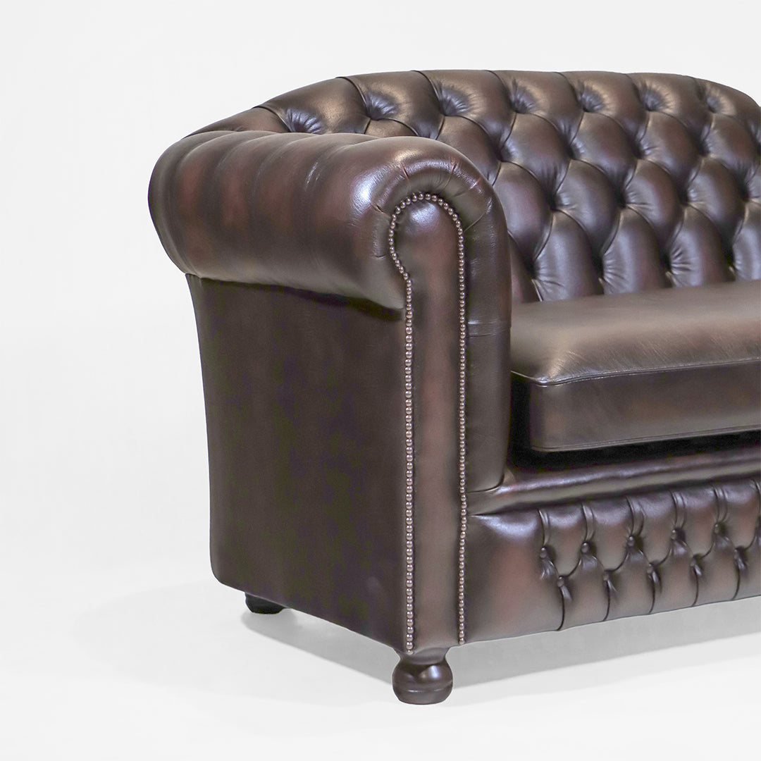 Chesterfield Sofa 2-Sitzer "Cambridge" aus dunkelbraunem Leder - Sofort lieferbar