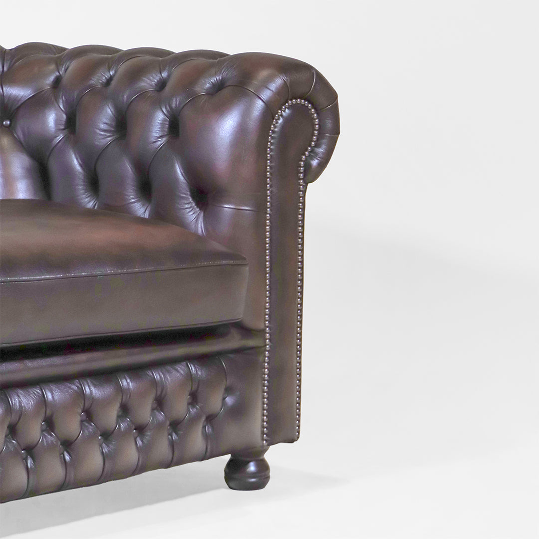 Chesterfield Sofa 2-Sitzer "Cambridge" aus dunkelbraunem Leder - Sofort lieferbar