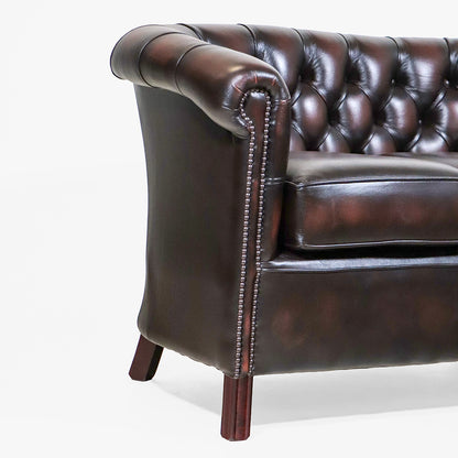 Chesterfield Sofa 2 Sitzer "Diana" – Kompaktes Clubsofa Birch Antique Tan - Sofort lieferbar!