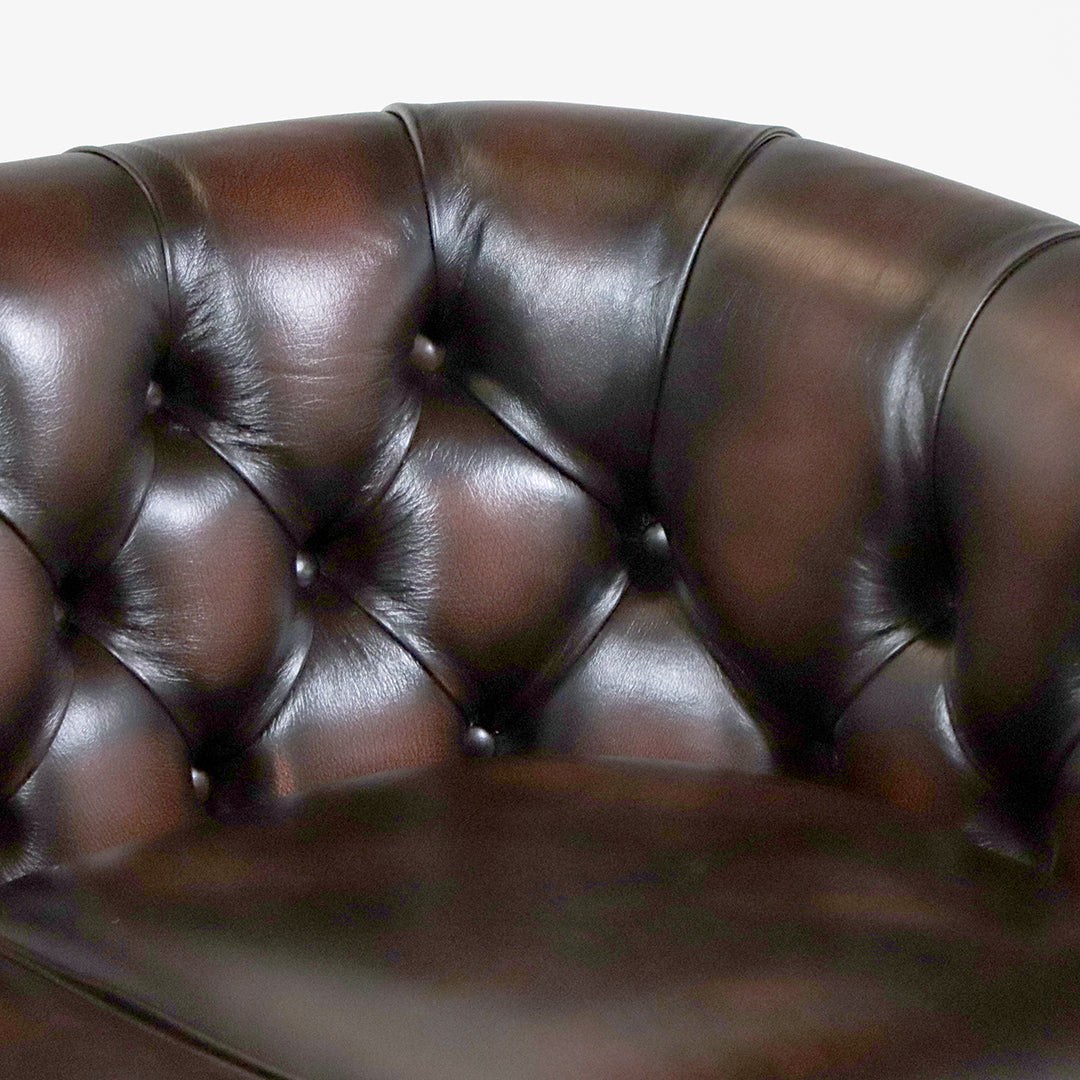 Chesterfield Sofa 2 Sitzer "Diana" – Kompaktes Clubsofa Birch Antique Tan - Sofort lieferbar!