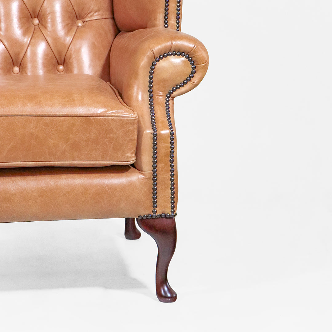 Chesterfield Ohrensessel XXL "Grand Scrollwing Chair" in Rimini Caramel - Sofort Lieferbar
