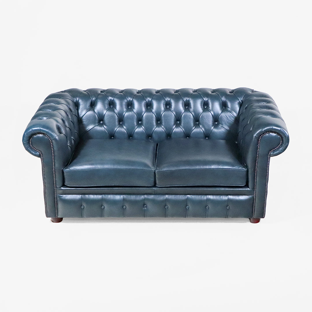 Chesterfield Schlafsofa „Tudor“ – blaues Chesterfield Ledersofa mit Schlaffunktion aus England