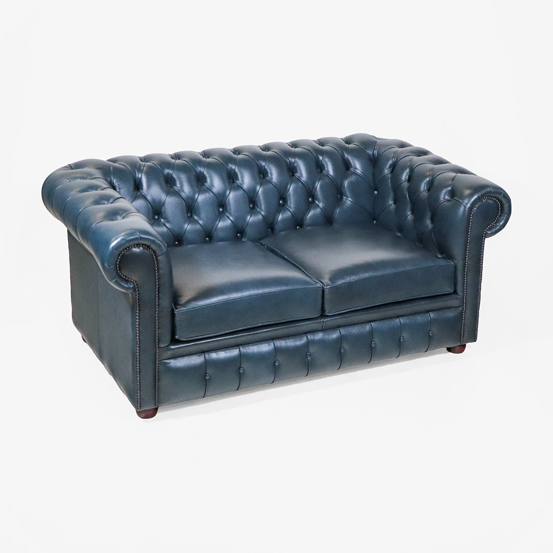Chesterfield Schlafsofa „Tudor“ – blaues Chesterfield Ledersofa mit Schlaffunktion aus England