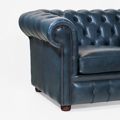 Chesterfield Schlafsofa „Tudor“ – blaues Chesterfield Ledersofa mit Schlaffunktion aus England