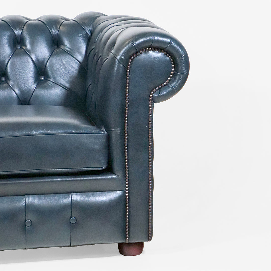 Chesterfield Schlafsofa „Tudor“ – blaues Chesterfield Ledersofa mit Schlaffunktion aus England