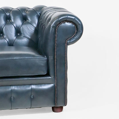 Chesterfield Schlafsofa „Tudor“ – blaues Chesterfield Ledersofa mit Schlaffunktion aus England
