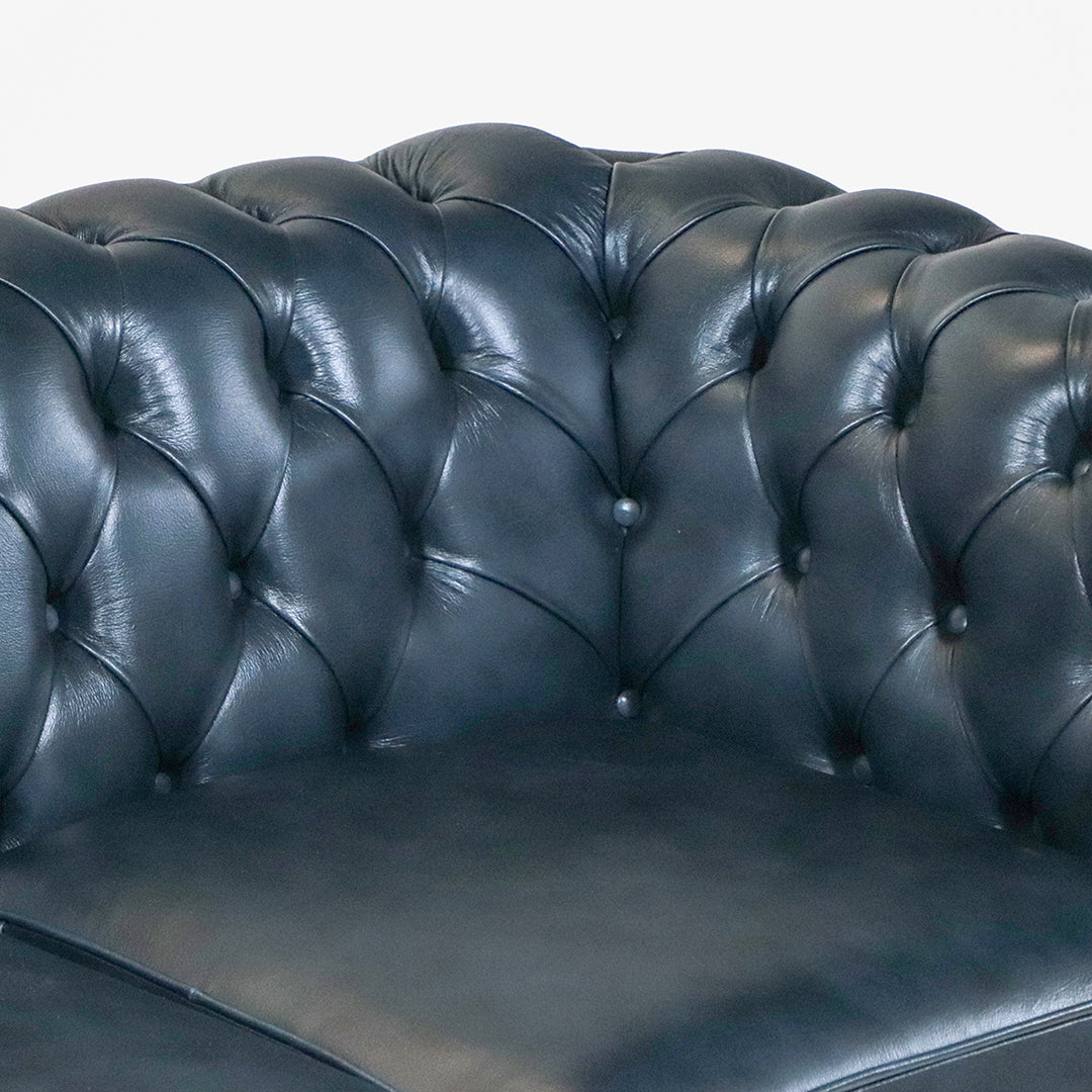 Chesterfield Schlafsofa „Tudor“ – blaues Chesterfield Ledersofa mit Schlaffunktion aus England