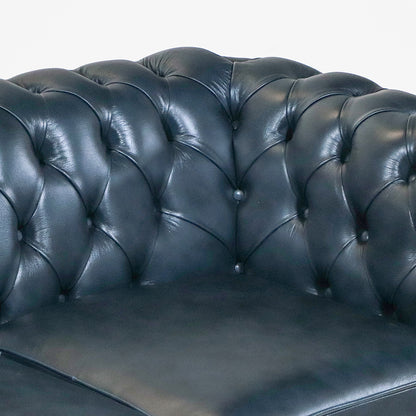 Chesterfield Schlafsofa „Tudor“ – blaues Chesterfield Ledersofa mit Schlaffunktion aus England