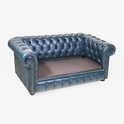 Chesterfield Schlafsofa „Tudor“ – blaues Chesterfield Ledersofa mit Schlaffunktion aus England