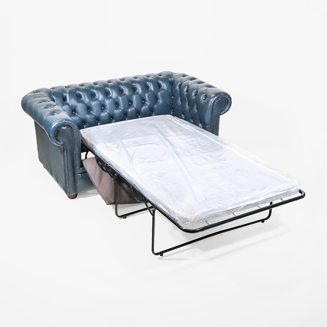 Chesterfield Schlafsofa „Tudor“ – blaues Chesterfield Ledersofa mit Schlaffunktion aus England