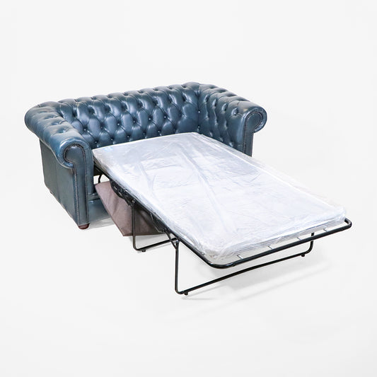 Chesterfield Schlafsofa „Tudor“ – blaues Chesterfield Ledersofa mit Schlaffunktion aus England