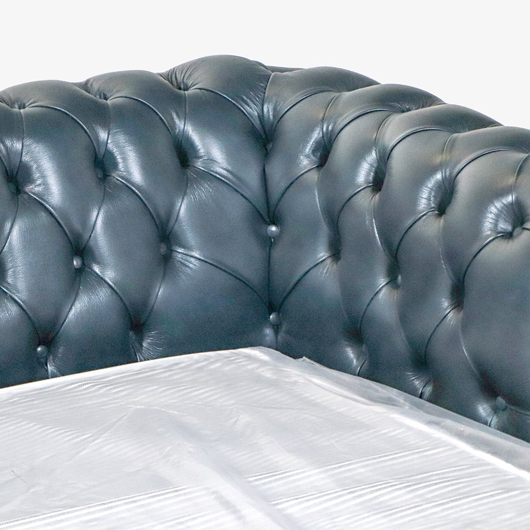 Chesterfield Schlafsofa „Tudor“ – blaues Chesterfield Ledersofa mit Schlaffunktion aus England