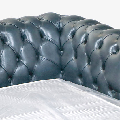 Chesterfield Schlafsofa „Tudor“ – blaues Chesterfield Ledersofa mit Schlaffunktion aus England